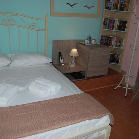 Luxury Traditional Room The Small Bookstore Kastro-Kyllini Extérieur photo