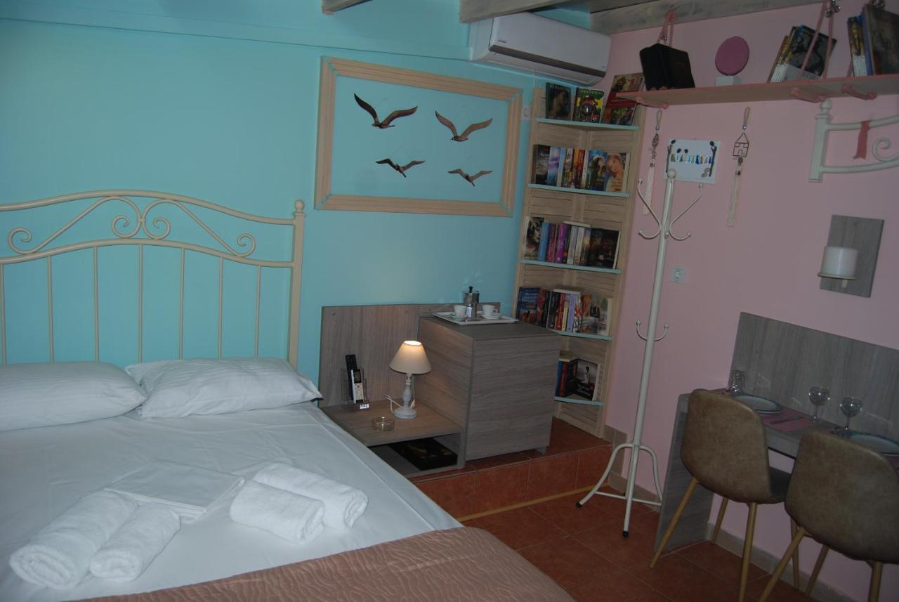 Luxury Traditional Room The Small Bookstore Kastro-Kyllini Extérieur photo