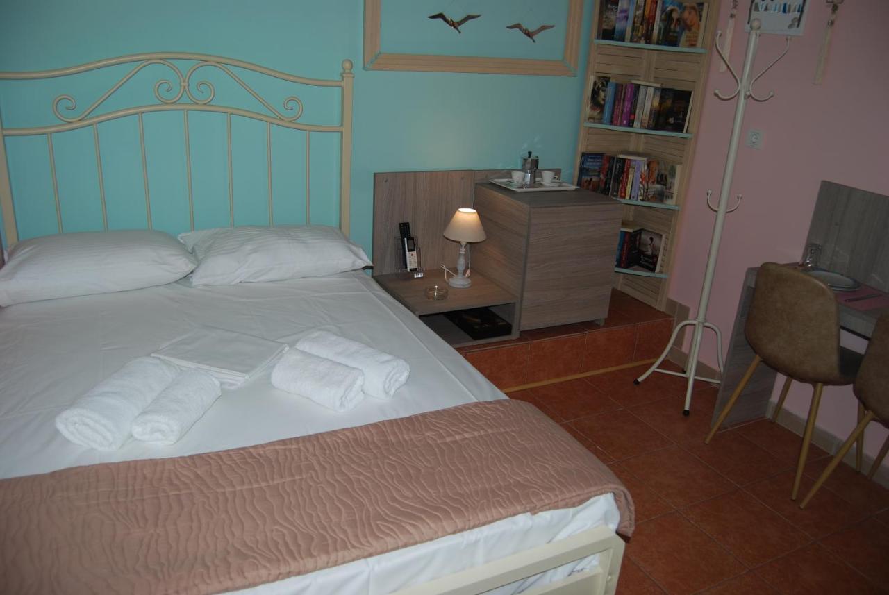 Luxury Traditional Room The Small Bookstore Kastro-Kyllini Extérieur photo
